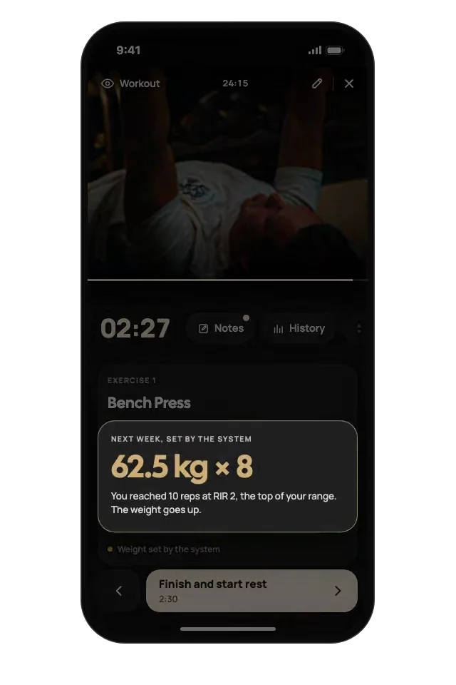 The training screen: bench press logged at 60 kg for 10 reps at RIR 2. The system sets next week to 62.5 kg × 8.