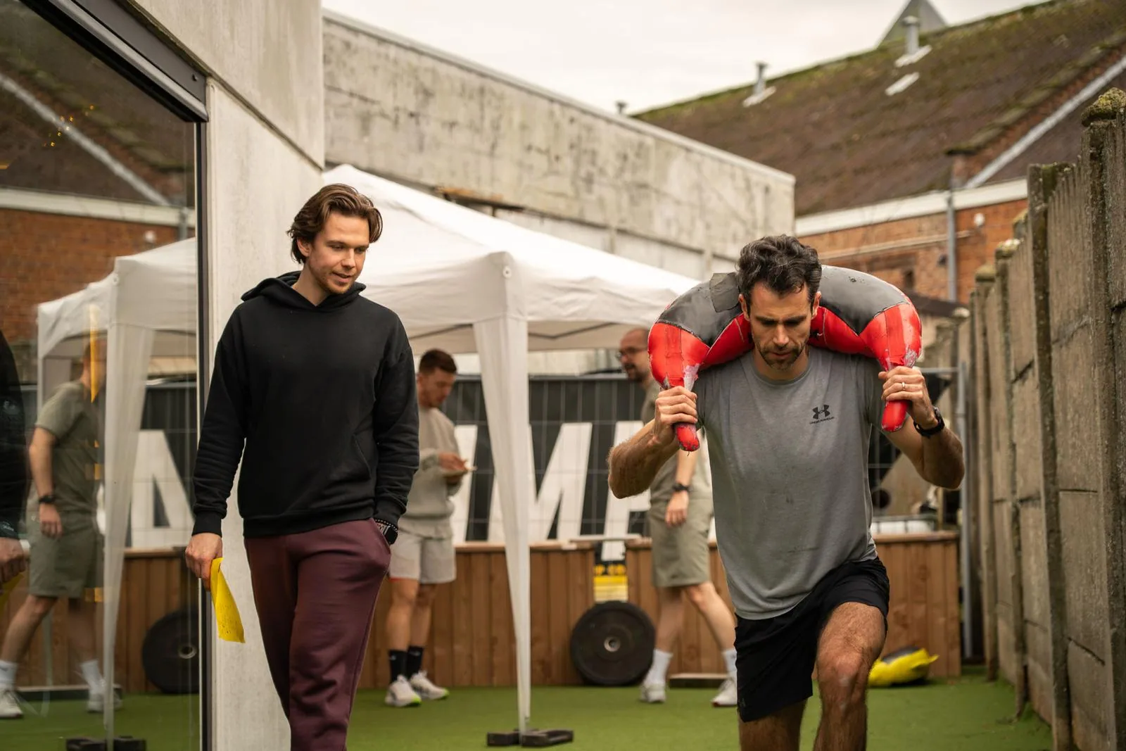 Timon Dhaeze begeleidt een klant tijdens een sessie in de gym
