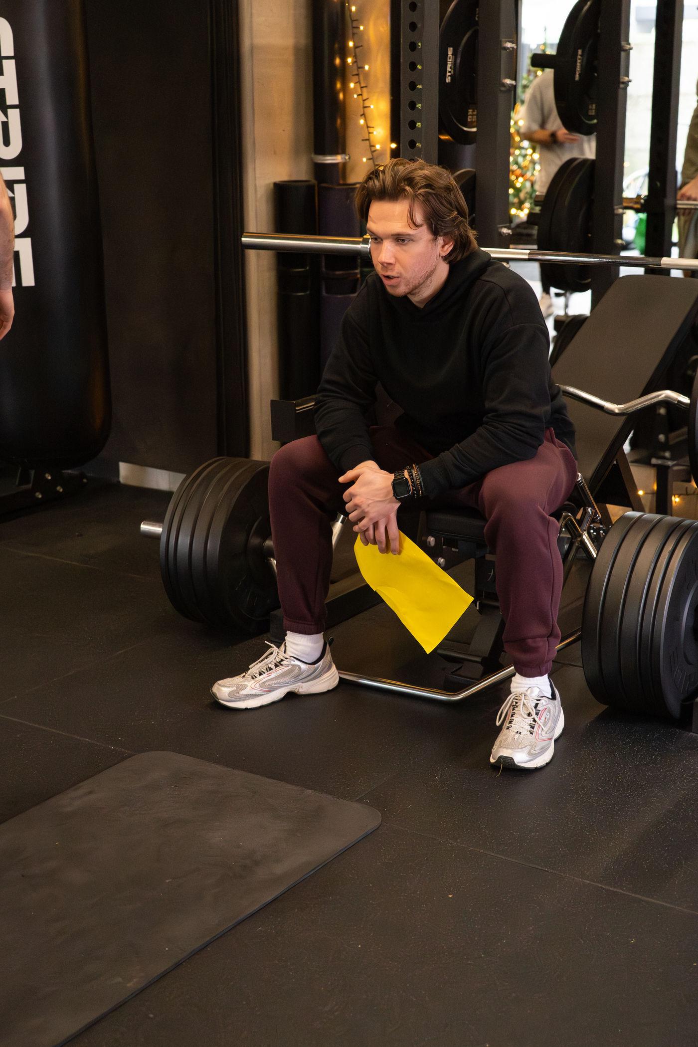 Timon Dhaeze explaining an exercise in the gym