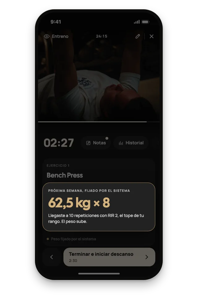 Una serie de bench press registrada con 60 kg, 10 repeticiones, RIR 2. El sistema fija la próxima semana en 62,5 kg por 8.